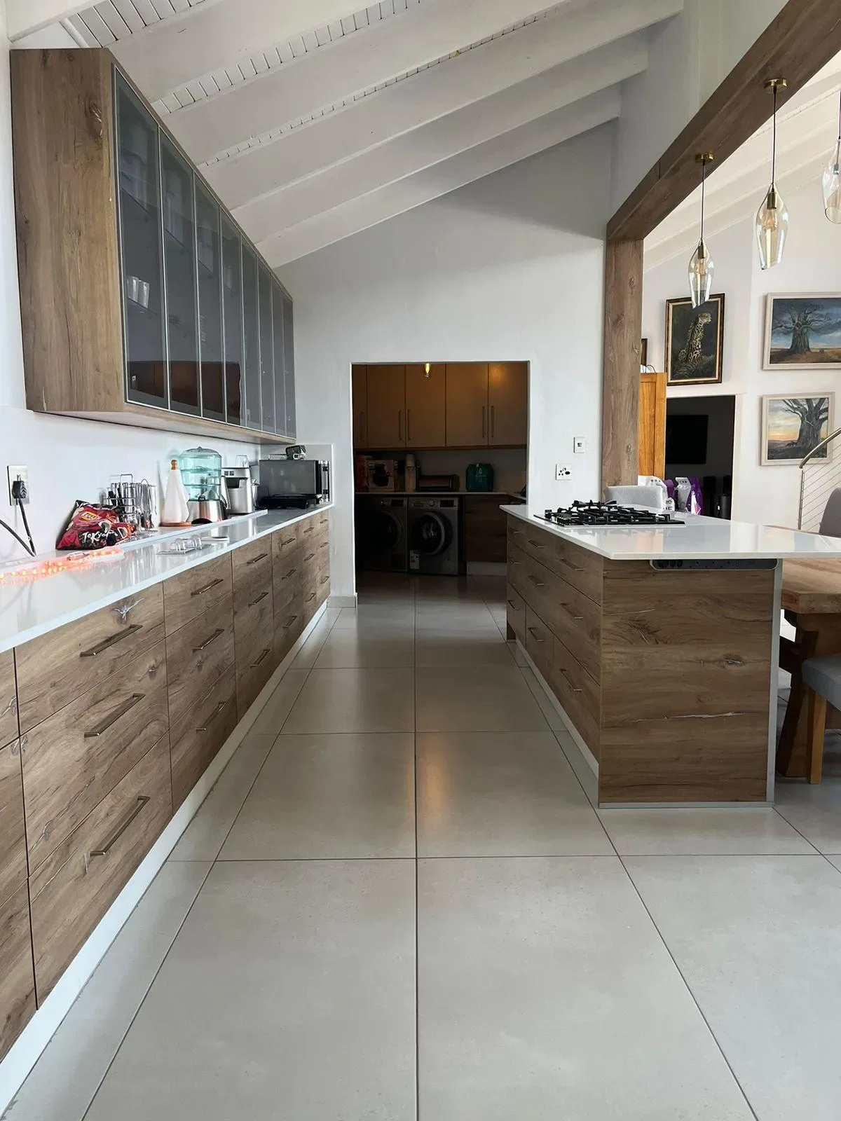 Wood-grain melamine kitchen with quartz island