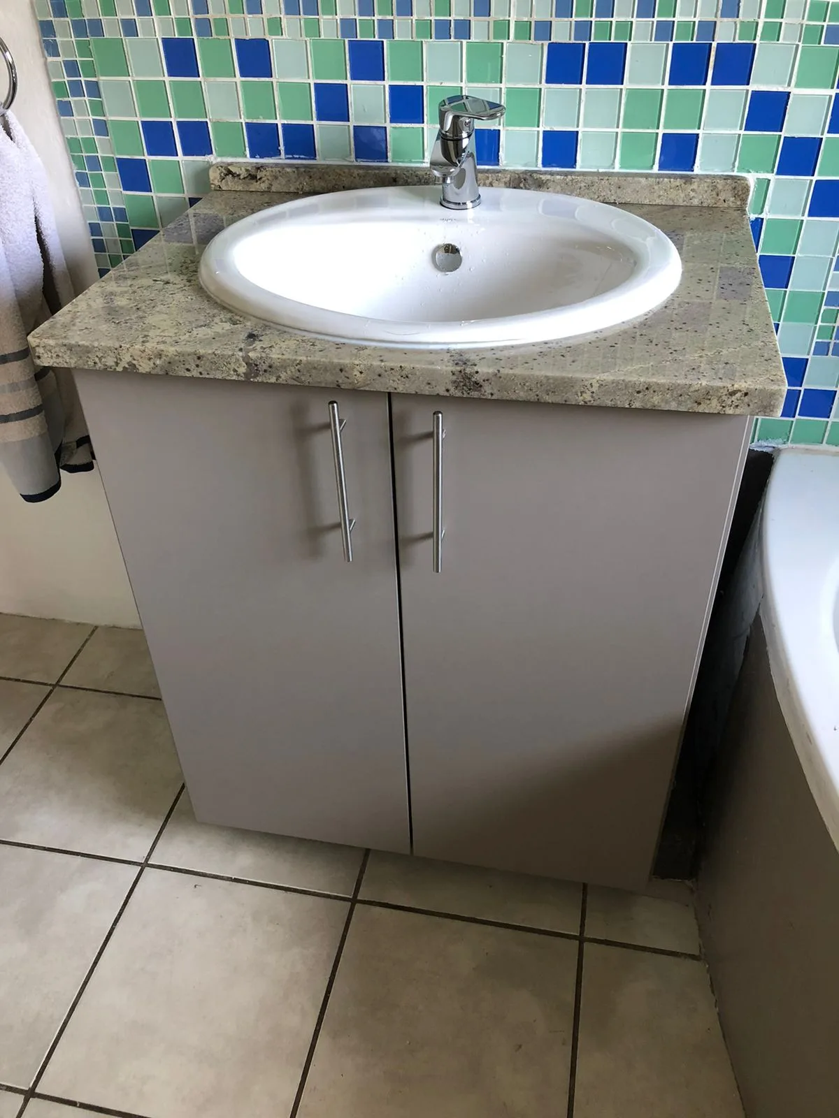 Spacious bathroom with floating vanity unit and quartz countertop.